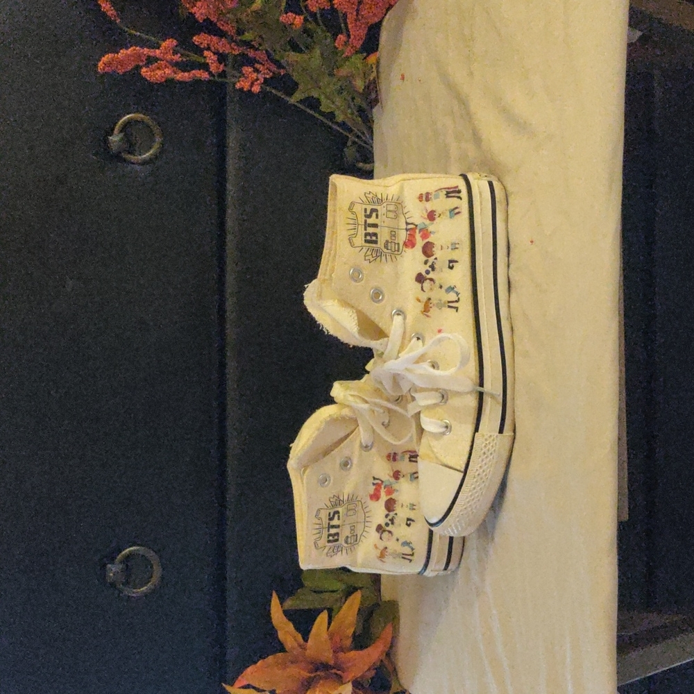 Discontinued Size 6 BTS converse type sneaker